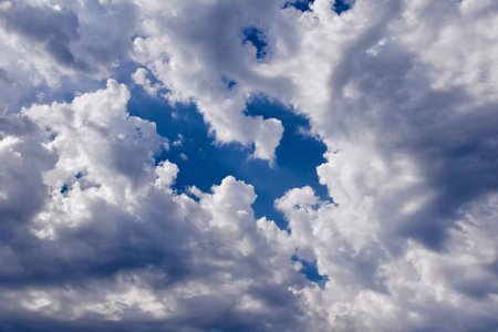 &quot;Der Himmel hat mir Weite geschenkt in diesen Tagen, in denen meine Welt quasi zusammengeschrumpft ist auf die eigenen vier Wände. Der Himmel, ein Raum der Freiheit.&quot; Foto: Pixabay