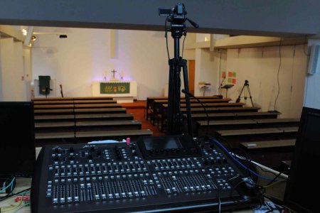   Seit März streamt die Schwechater Gemeinde ihre Gottesdienste live, jetzt ist die Feier am Ewigkeitssonntag auf ORF III zu sehen. Foto: epd/Uschmann