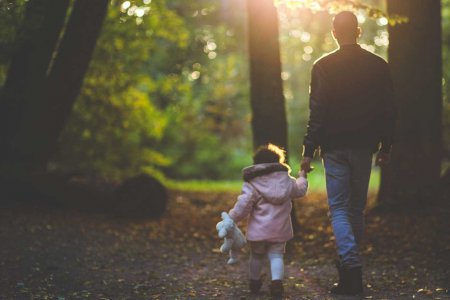   &quot;Jedes Kind braucht Engel in Form von Menschen, die es bedingungslos annehmen. Die es an der Hand nehmen, es trösten, ihm Geborgenheit, Wärme und Sicherheit geben.&quot; Foto: pixnio