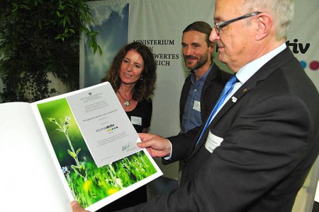 Bischof Michael Bünker hält die Klimaaktiv-Urkunde in der Hand, neben ihm stehen Sölkner (Kirchenrätin für Kirchenentwicklung) und Pfarrer Norman Tendis (&quot;Wirtschaft im Dienst des Lebens&quot;) 