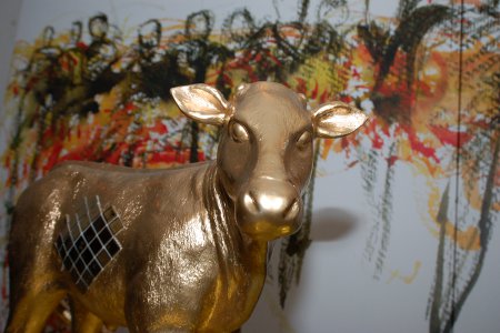 Skulptur des golden Kalbs schaut direkt in die Kamera