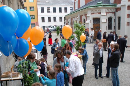 Helium-Ballons, rumdumadum stehen Menschen.