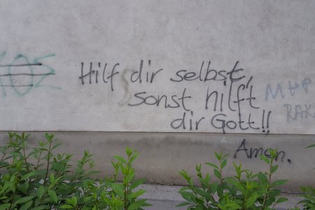 Glaube in der Großstadt? Religiöse Sprache, auch kritische, lässt sich nicht nur in Kirchen finden. Dieses Graffiti ist im 10. Bezirk in der Quellenstraße zu lesen.