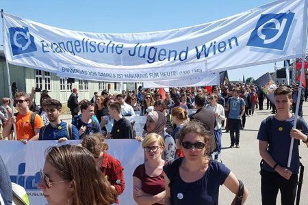 Höhepunkt ist der gemeinsame Auszug - ähnlich der ersten Befreiungsfeiern der KZ-Überlebenden - aller Teilnehmerinnen und Teilnehmer am Ende des Festakts.