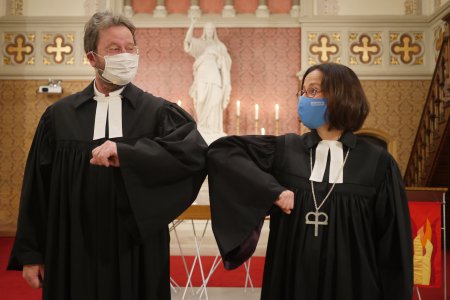Stefan Schuman und Maria Katharina Moser feierten mit der Gemeinde den Reformationstag - natürlich &quot;Corona-konform&quot;. Foto: Evangelische Diözese A.B. Wien/Schomaker