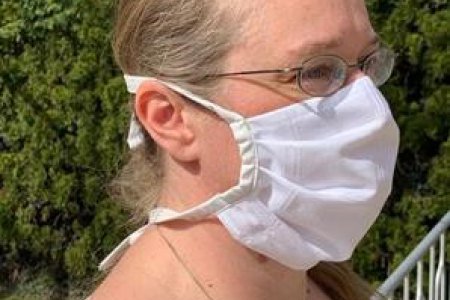 Kuratorin Anke Gerbeth mit einer selbstgenähten Schutzmaske