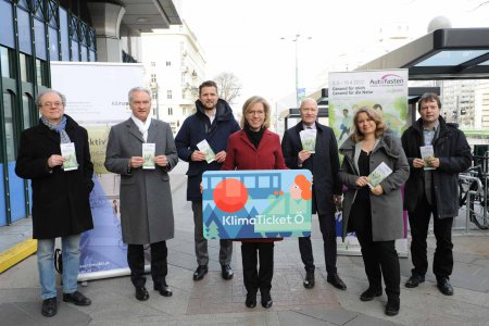 V.l.n.r.: Robert Thaler (BMK); Darius Schutzki (Bischofsvikar Erzdiözese Wien), Heinz Freunschlag (Vorstand ÖBB), Leonore Gewessler (Umweltministerin); Matthias Geist (Superintendent Diözese Wien), Ulla Rasmussen (Geschäftsführerin VCÖ), Markus Gerharting