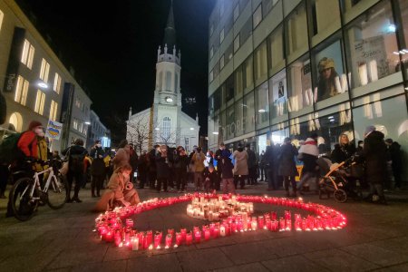 Vor der Linzer Martin Luther-Kirche versammelten sich Menschen zum Gebet. Foto: Wolfgang Ernst