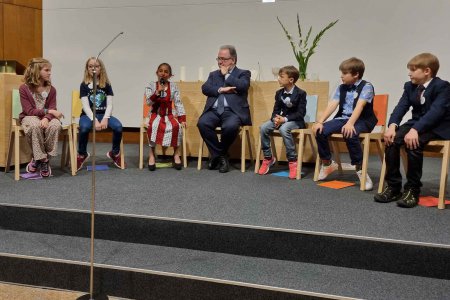 Palmöl, gerodete Wälder und vertriebene Menschen: Die Volksschulkinder sorgen sich um die Umwelt. (Foto: epd/Dasek)