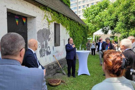 Im Beisein von Bischof Michael Chalupka wurde beim Wiener Gustav-Adolf-Fest auch ein Weinstock gepflanzt. Foto: epd/Trojan