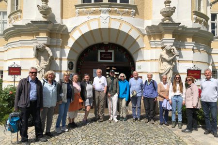Die Pilgergruppe vor dem Schloss Rosenau. Foto: privat