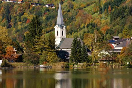In der „Dorfkirche“ im Kärntnerischen Feld am See feiern Ortspfarrer Michael Guttner und Bischof Chalupka den TV-Gottesdienst am nächsten Sonntag. Foto: epd/Uschmann