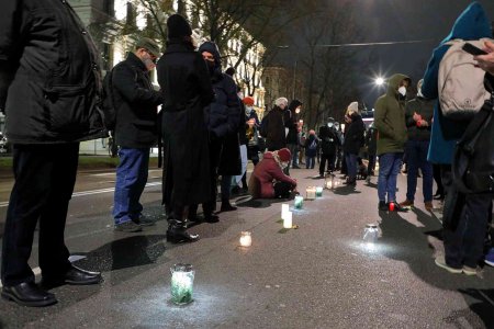 Zu sehen: Menschen, vor deren Füßen Teelichter flackern. „#YesWeCare“ zum Lichtermeer für die Corona-Opfer auf der Wiener Ringstraße eingeladen. Heuer geht es um das Recht auf Inklusion. (Foto: C.Stadler/Bwag; CC-BY-SA-4.0)