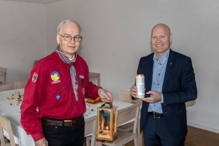 Pfarrer im Ehrenamt Wolfgang König von den Pfadfindern und Superintendent Matthias Geist bei der Übergabe (Foto: Karl Grohmann)