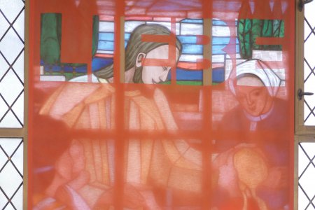 Mit durchscheinenden Stoffbahnen sind die Fenster der Pauluskirche verhüllt worden. Foto: Evang. Kirche Wien/Schomaker
