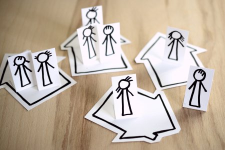 Skizze von einzelnen Menschen in einzelnen Häusern