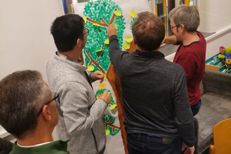 Sorgen und Fürbitten vor Gott bringen: hier mit Apfel-Post-It’s, die auf einen gezeichneten Baum geklebt werden. Foto: Messiaskapelle