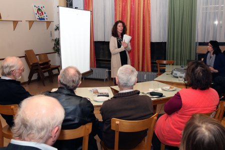 Kirchenrätin Andrea Sölkner beantwortet Fragen zur Refundierung. (c) EAKU Andrea Sölkner spricht vor einer Gruppe von Menschen.