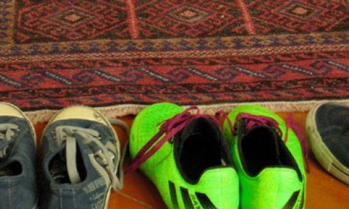 Schuhpaare vor einem Teppich