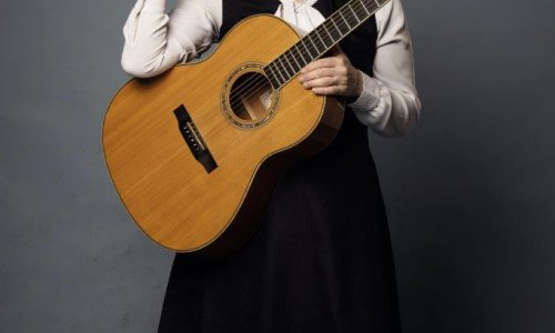 Birgit Glawischnig mit Gitarre und Hut