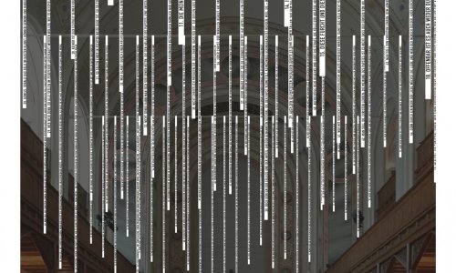 Dunkler Kirchraum, lange breite helle Papierbahnen in unterschiedlicher Länge hängen von der Decke hinunter