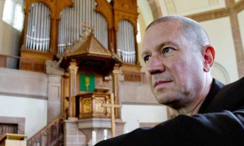 Chris Jarrett vor einer Orgel