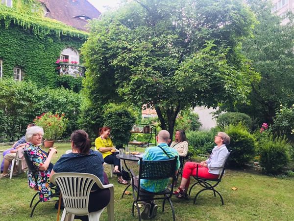 Gemütliches Zusammensein beim Open Hous im Juli