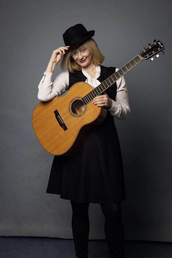 Birgit Glawischnig mit Gitarre und Hut