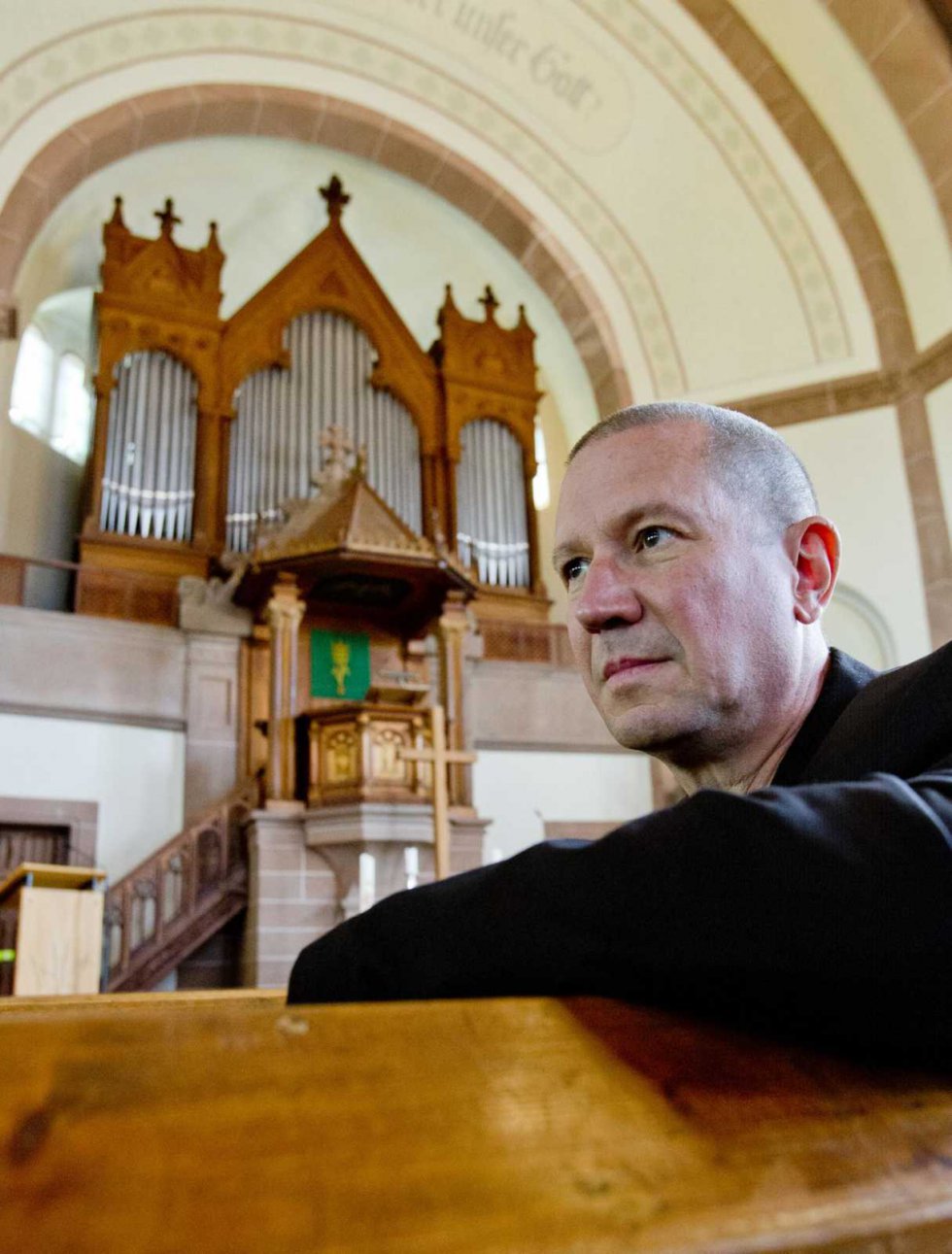 Chris Jarrett vor einer Orgel