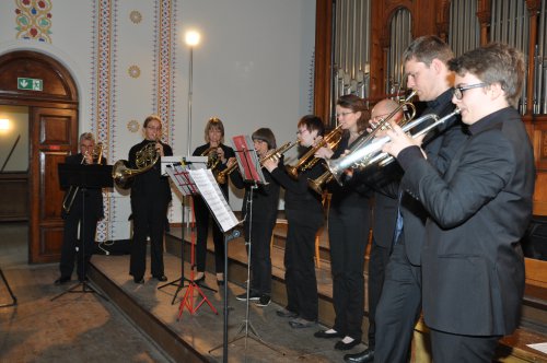 Der Posaunenchor eröffnete das Konzert von der Empore aus