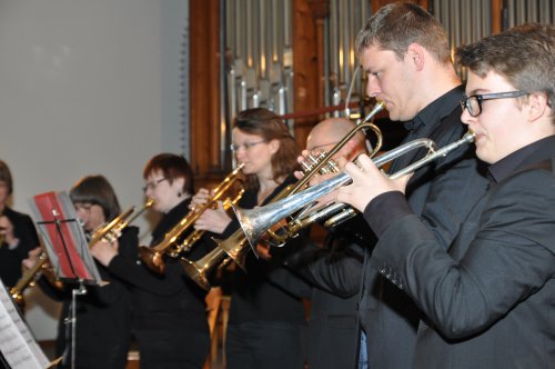Der Posaunenchor eröffnete das Konzert von der Empore aus