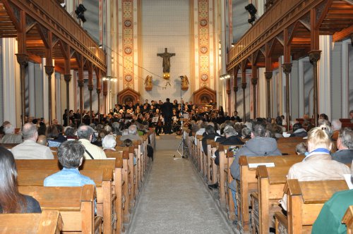 Knapp 200 Besucherinnen und Besucher füllten die Gustav-Adolf-Kirche