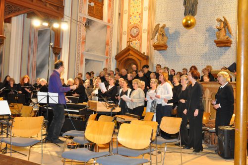 Wolfgang Nening dirigiert seinen komponierten Gospel-Song