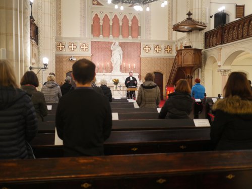 Corona-konform: Desinfektionsmittel, Platzkarten, Sicherheitsabstand - und trotzdem kam festliche Stimmung auf. Foto: Evangelische Diözese A.B. Wien/Schomaker
