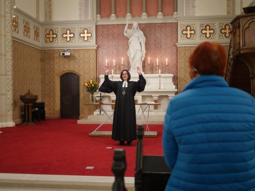 Diakonie-Direktorin und Pfarrerin Maria Katharina Moser spricht den Segen. Foto: Evangelische Diözese A.B. Wien/Schomaker
