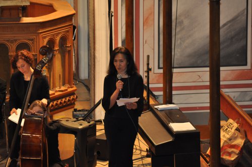 Diözesankantorin Yasuko Yamoto führt durchs Programm des Festkonzertes
