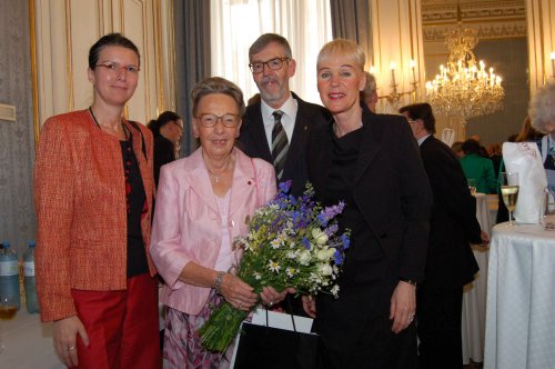 Auch Eva Balasch (ganz links) und Pfarrerin Ines Knoll (ganz rechts) waren bei der Auszeichnung dabei. 
