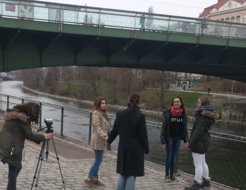 Eine interkulturelle Liebesgeschichte unter dem Motto &quot;Das Mädchen auf der Brücke&quot;...
