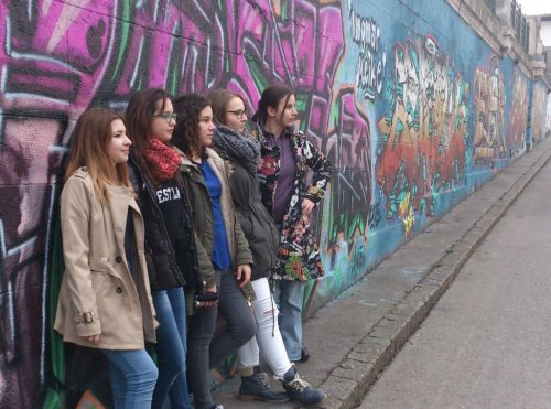 ... Schülerinnen und Schüler des ersten Jahrgangs der Höheren Lehranstalt für Mode und Bekleidungstechnik (HLMW 9 Michelbeuern).