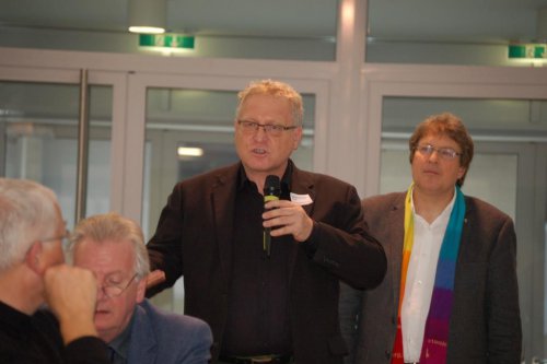 Vorstandsvorsitzender der Evangelischen Akademie Wien, Albert Brandstätter, gibt Auskunft über ein Projekt der Akademie.
