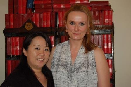 Zwischen den Szenen sang Magdalena Hofmann (rechts), am Klavier begleitete sie Yumiko Osaragi.
