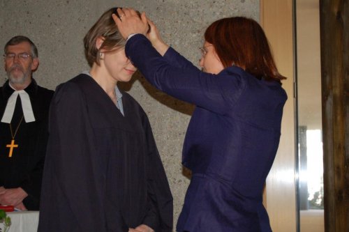 Die Liesinger Pfarrerin Gabriele Lang-Czedik segnet Katharina Schoene
