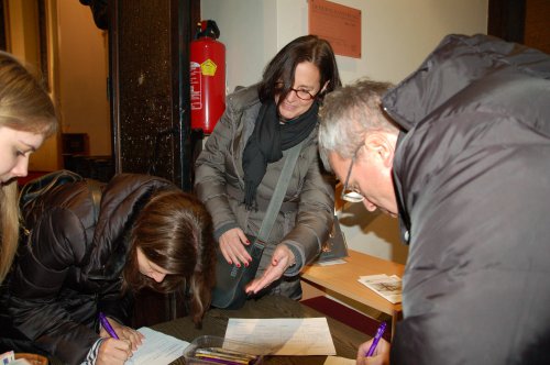 Am Ende des Konzerts unterschrieben viele die Petition gegen die Abschiebung von Marina Moisieva.