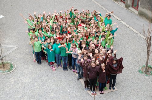 Gemeinsam bilden die Schüler einen Apfelbaum nach.