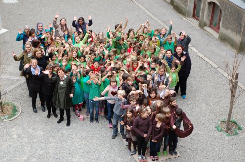 Gemeinsam bilden die Schüler einen Apfelbaum nach.