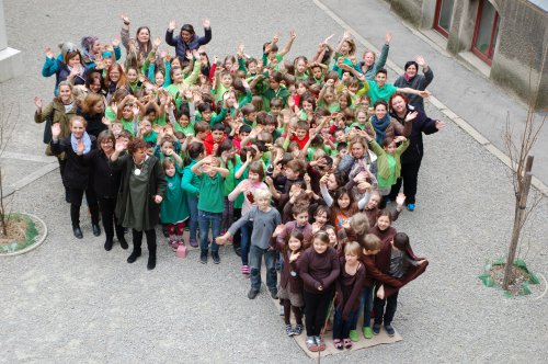 Gemeinsam bilden die Schüler einen Apfelbaum nach.
