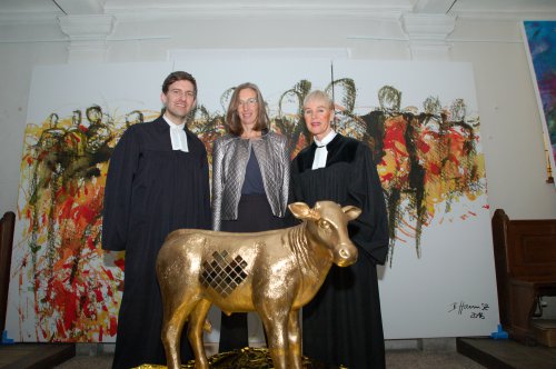 Künsterlin Bettina I. Hannsz (Mitte) mit Pfarrer Wilfried Fussenegger und Pfarrerin Ines Knoll.