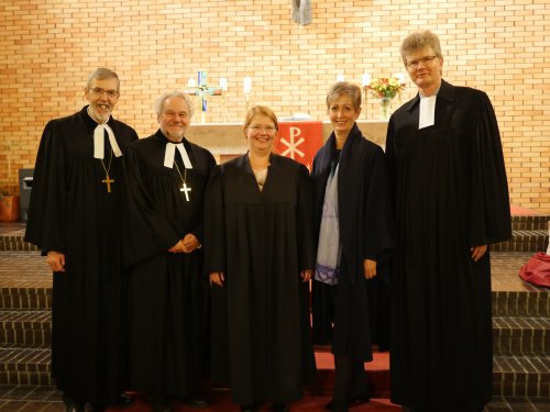 Wechsel in Wien: Superintendent Hansjörg Lein, Oberkirchenrat Karl Schiefermair und Oberkirchenrat. Johannes Wittich (von li. nach re.) entpflichteten Gisela Ebmer (2.v.r.) führten Katja Eichler (3.v.l.) in ihr Amt als Fachinspektorin ein.