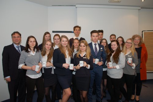 Die Klasse 4 HLA mit Matthias Eikenberg (ganz links) und Andrea Kahl (ganz rechts)