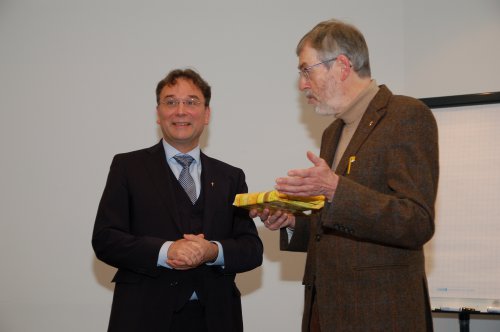 Suerintendent Hansjörg Lein (rechts) bedankt sich bei Matthias Eikenberg für sein Engagement